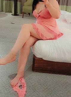 إدخل شوف فيديو الرقص بالاحمر الجديد - escort in Al Manama Photo 7 of 23