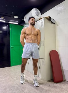 زياد - Male escort in Abu Dhabi Photo 4 of 14
