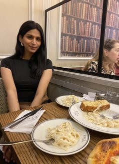 𝑪𝒉𝒂𝒂𝒓𝒖 🦢 - Acompañantes transexual in New Delhi Photo 4 of 6
