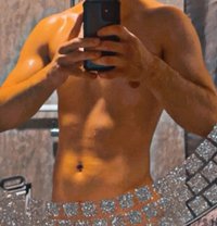 انا توب - Male escort in Beirut