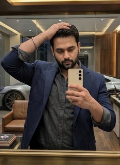 πΉππππ πΏ β πΌππππππππ
- AcompaΓ±antes masculino in New Delhi Photo 1 of 6