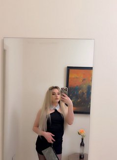 شمس - Transsexual escort in Beirut Photo 12 of 14