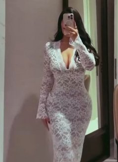 Nadine - puta in Dubai Photo 2 of 5