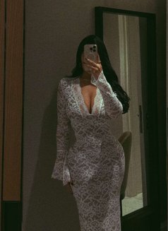 Nadine - puta in Dubai Photo 3 of 5