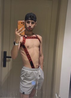 زاير الرياض - Male escort in Riyadh Photo 8 of 9