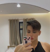 رونــي - Intérprete transexual de adultos in Kuwait