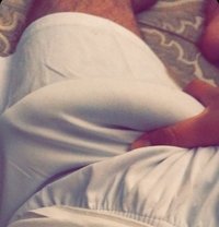 فحل راقي بكل سرية للبنات والكبلز - Male escort in Riyadh Photo 1 of 7