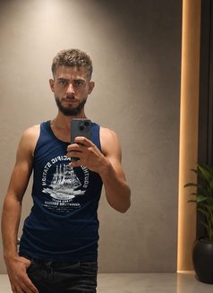 جوني امير اسكورت - Male escort in Beirut Photo 4 of 5