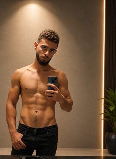 جوني امير اسكورت - Male escort in Beirut Photo 5 of 5