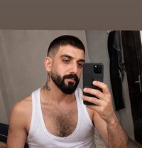 آدم - Acompañante masculino in Beirut