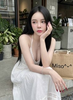 วิวี่ วีไอพี - escort in Taipei Photo 1 of 6