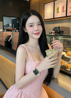 วิวี่ วีไอพี - escort in Taipei Photo 4 of 6