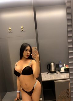 Cum for me Jennifer - Transsexual escort in Abu Dhabi Photo 5 of 8