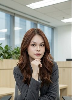 ลื่นลี่ - Transsexual adult performer in Bangkok Photo 3 of 3