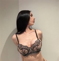 ثديان كبيران وقضيب ضخم وصلب وقذف غزير - Acompañantes transexual in Riyadh