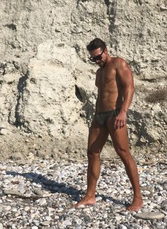 1 IN A MILLION - Acompañantes masculino in Abu Dhabi Photo 9 of 13