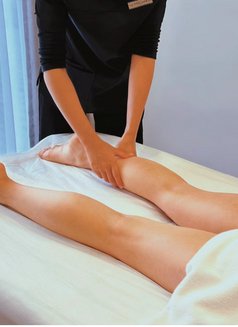 100% Professional massage - masseuse in Al Manama Photo 9 of 15
