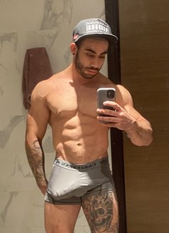 22cm Big Cock - Male escort in Dubai Photo 1 of 1
