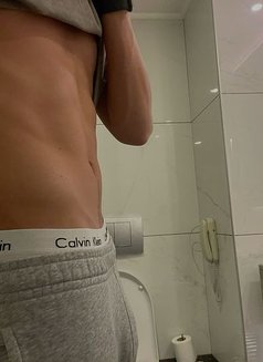 2tops Bi - Male escort in Dubai Photo 1 of 1