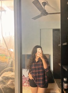5 Nepali Girls Available - puta in New Delhi Photo 1 of 1