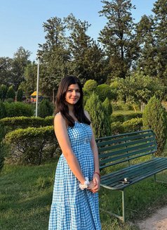 Aachal - puta in Pune Photo 1 of 5