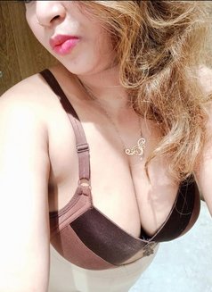Aakriti (Divorce) Girl Cam & Realmeet - puta in New Delhi Photo 1 of 4
