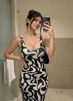 Aanushka - escort in New Delhi Photo 2 of 3