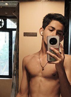 Aaron Crunch - Male escort in Mumbai Photo 1 of 2