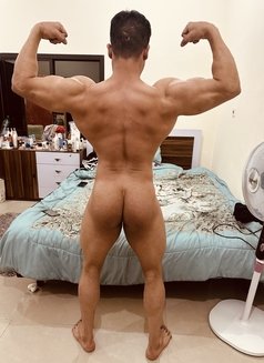 Muscular Guy in Qatar - Male escort in Doha Photo 6 of 7