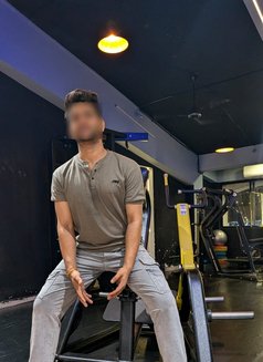 Abhi 09 - Acompañante masculino in Mumbai Photo 2 of 7