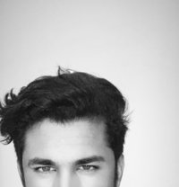 ABHI - Acompañantes masculino in Pune