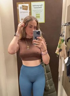 Abigail - puta in Doha Photo 1 of 3