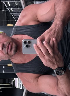 Adam - masseur in Dubai Photo 2 of 7