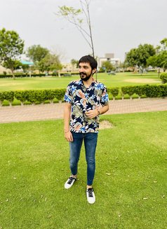 Adam - Male escort in İstanbul Photo 1 of 4