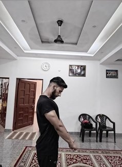 Adam Martin - Intérprete masculino de adultos in Agra Photo 7 of 25