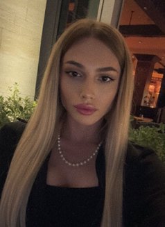 Adelia - Transsexual escort in Dubai Photo 2 of 5