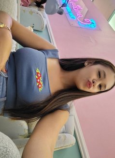 Adelyn - puta in Makati City Photo 2 of 6