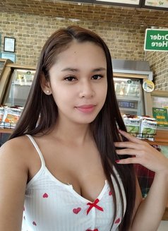Adelyn - puta in Makati City Photo 3 of 6