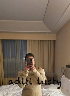 Aditi B.J Anal Queen M.R Topper - puta in New Delhi Photo 17 of 18