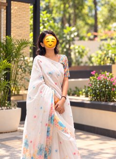 Aditi - puta in Bangalore Photo 7 of 7