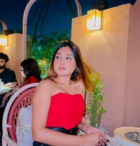 Aditi Sharma - puta in Mumbai