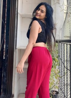 Aditi Sharma - puta in Sharjah Photo 1 of 4