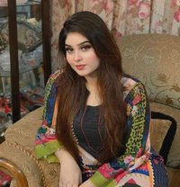 Aditi Singh - puta in Sharjah Photo 1 of 3