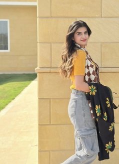 Aditi Singh - puta in Sharjah Photo 5 of 6