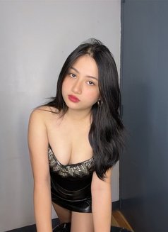 Adriana - puta in Manila Photo 3 of 4