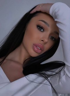 Airis - puta in Dubai Photo 2 of 18