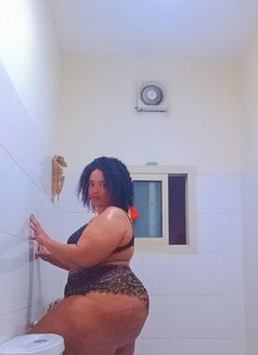 Aisha - puta in Al Manama Photo 2 of 5