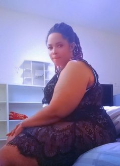 Aisha - puta in Al Manama Photo 5 of 5