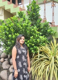 Aishwarya Menon - adult performer in Kochi Photo 1 of 2
