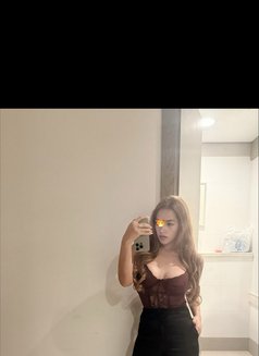 Aisla - puta in Singapore Photo 2 of 3